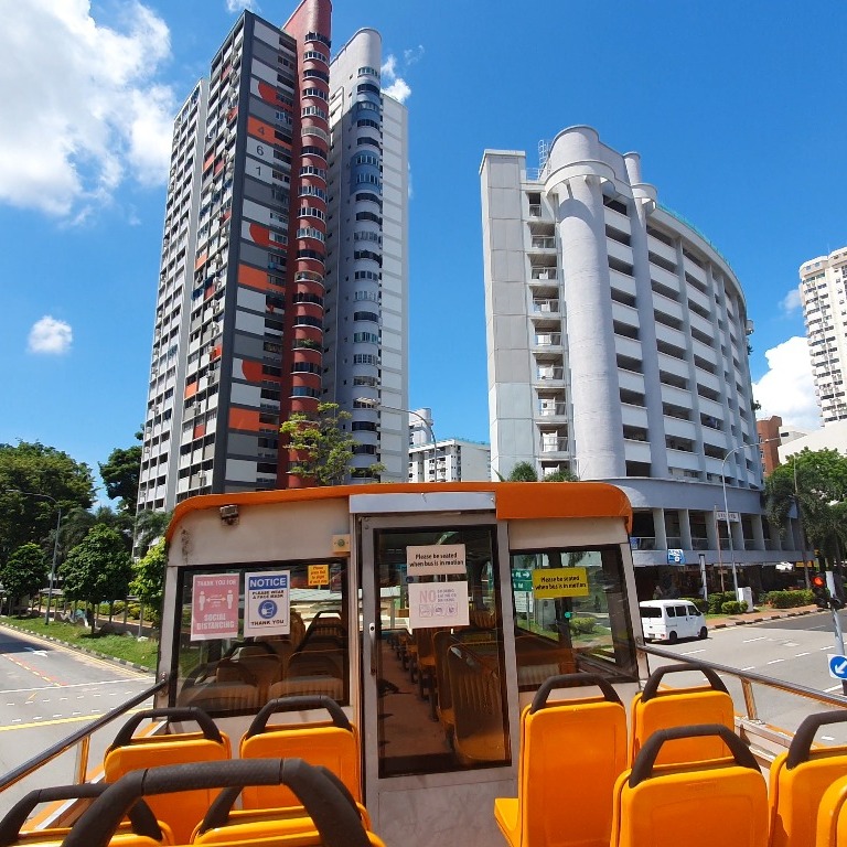 リトルインディア周辺にてオープントップバス下車